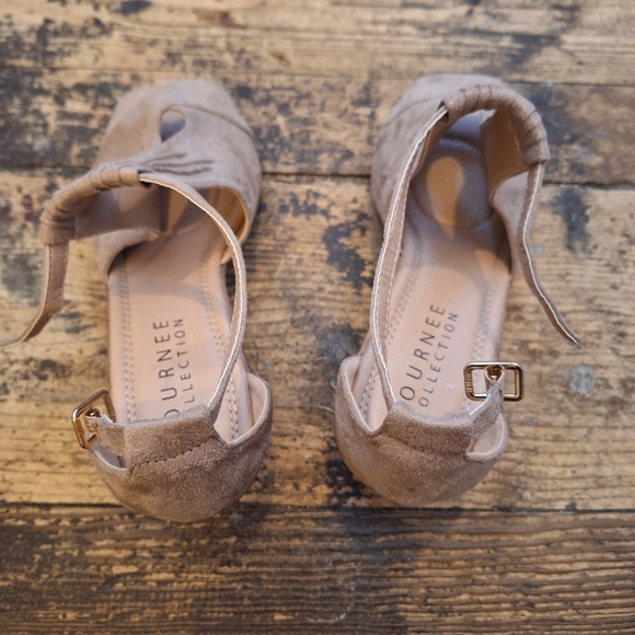 NEVER WORN Size 9 Tan Wedge Shoe - Picture 3 of 4